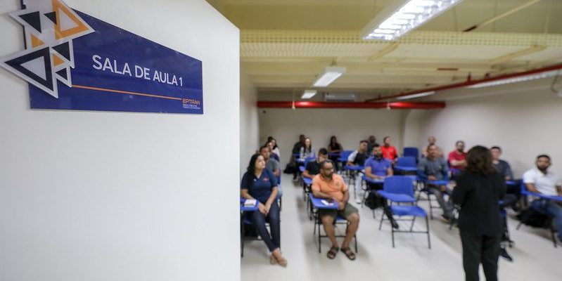 O Departamento Estadual de Trânsito do Amazonas (Detran-AM), por meio da Escola Pública de Trânsito (Eptran), abriu inscrições para cursos gratuitos nos municípios de Itapiranga (distante 227 quilômetros de Manaus) e São Sebastião do Uatumã (a 247 quilômetros de Manaus). Entre os cursos oferecidos estão de Especialização e Atualização para Mototaxista, Direção Defensiva, Mecânica Básica e Monitor de Transporte Escolar. No total serão ofertadas 350 vagas.